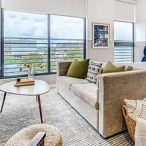 Sentral Studio Apt With Den In Wynwood