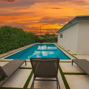 Holiday home Magical Retreat With Heated Pool, Mini Golf, And Basketball Court L19