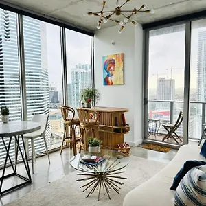 Art-filled Loft 180 Views, Rooftop Pool, Parking